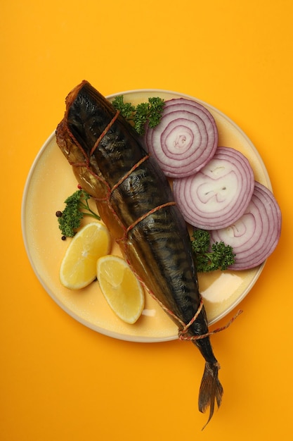 Concepto de comida sabrosa con vista superior de caballa ahumada