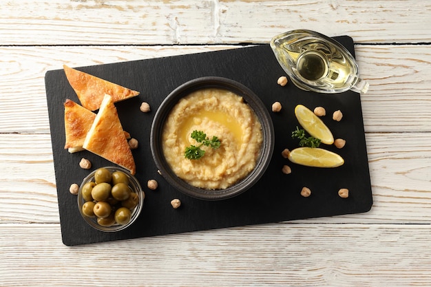 Concepto de comida sabrosa con vista superior de hummus