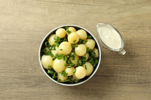 Concepto de comida sabrosa con vista superior de papas jóvenes hervidas