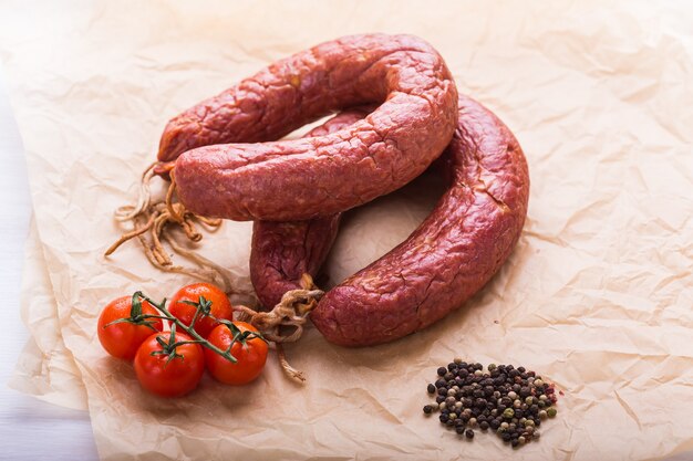 Concepto de comida: salchicha tradicional kazaja de carne de caballo con tomate y pimiento.