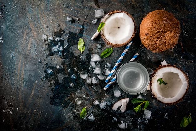 Concepto de comida saludable. Agua de coco orgánica fresca con cocos