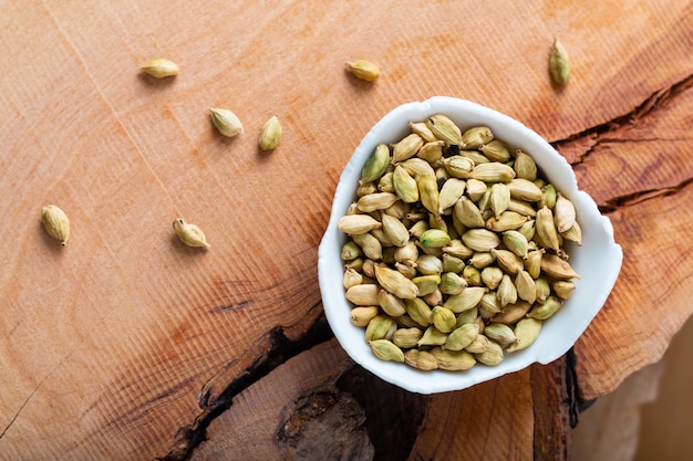 Concepto de comida saludable Aroma Spice secado Cardamoms sobre fondo de madera con copia de texto