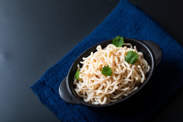 Concepto de comida saludable fideos orgánicos o espagueti Shirataki Konjac en taza de cerámica negra