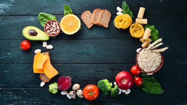 Concepto de comida saludable pan pasta aguacate harina calabaza brócoli frijoles espinacas Verduras y frutas Vista superior Espacio de copia libre