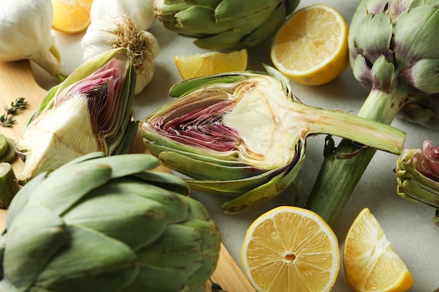 Concepto de comida saludable con planta de alcachofa