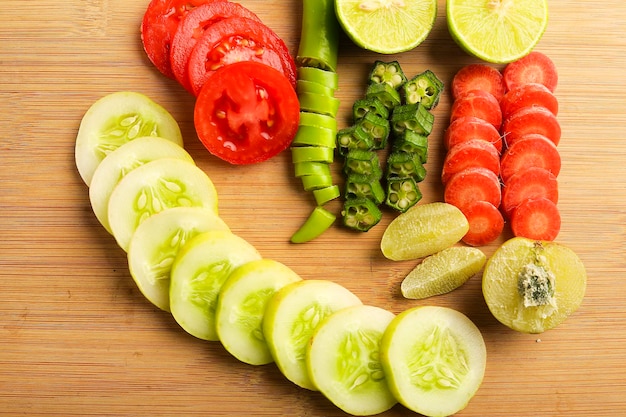 Concepto de comida saludable Rodajas de vegetales crudos en tablero de madera