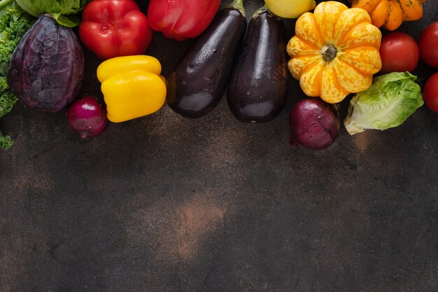 Concepto de comida saludable. Verduras frescas sobre fondo oscuro