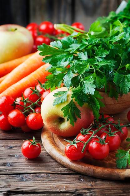 Concepto de comida saludable con zanahoria, tomate y manzana, enfoque selectivo