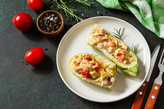 Concepto de comida sana Calabacín al horno con carne y tomates en una mesa de piedra