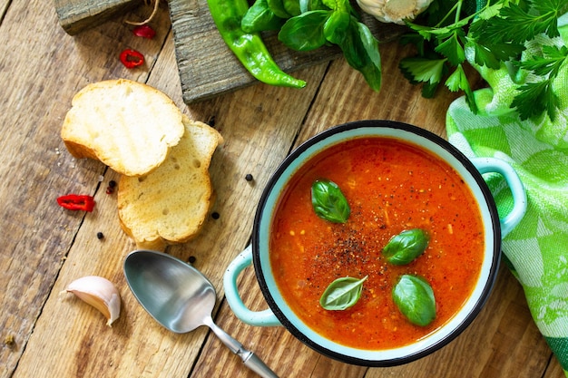 El concepto de comida sana y dietética plato vegetariano Sopa de tomate o sopa de gazpacho con picatostes