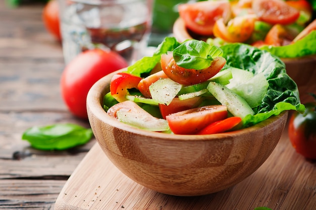 Concepto de comida sana: ensalada con tomate y pepino.