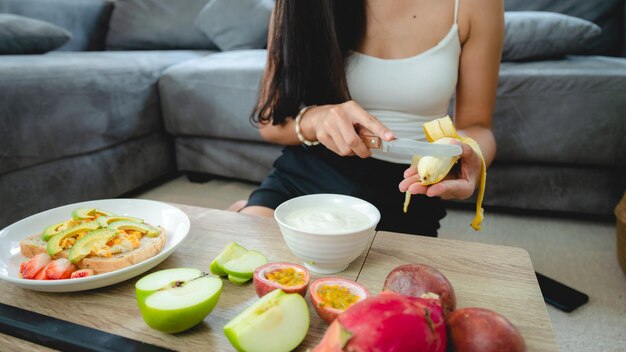 Concepto de comida sana y limpia, mujer asiática con verduras frescas para el estilo de vida de la dieta, feliz chica vegetariana comiendo comida orgánica en casa