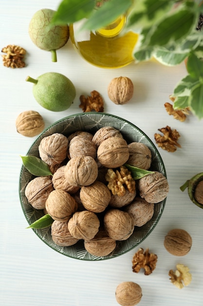 Concepto de comida sana con nueces sobre fondo blanco de madera