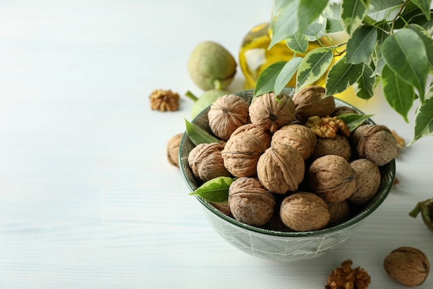 Concepto de comida sana con nueces sobre fondo blanco de madera