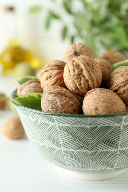 Concepto de comida sana con nueces sobre fondo blanco de madera