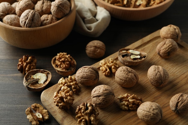 Concepto de comida sana con nueces sobre fondo de madera