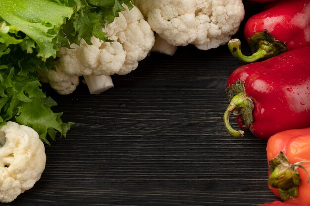 Concepto de comida sana con verduras sobre un fondo de madera oscura con vista superior y espacio de copia