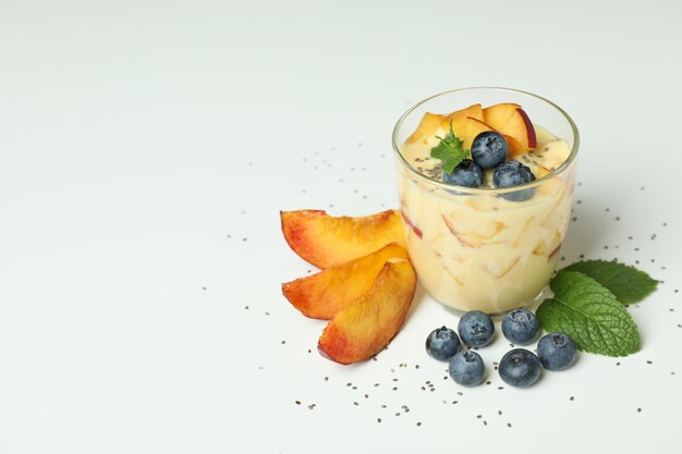 Concepto de comida sana con yogur de melocotón sobre fondo blanco.