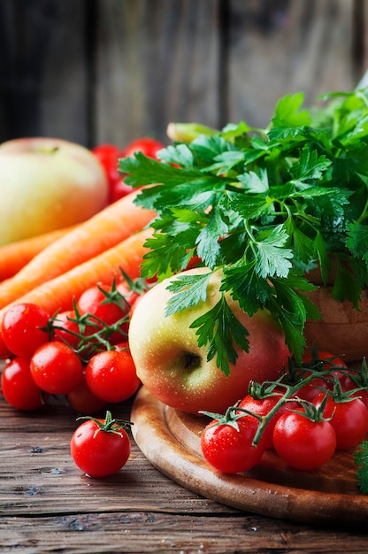 Concepto de comida vegana con tomate y manzana