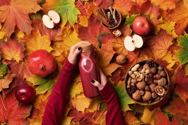 Concepto de comida vegana y vegetariana de otoño - manzanas, granadas, nueces, especias. Tiempo de picnic.