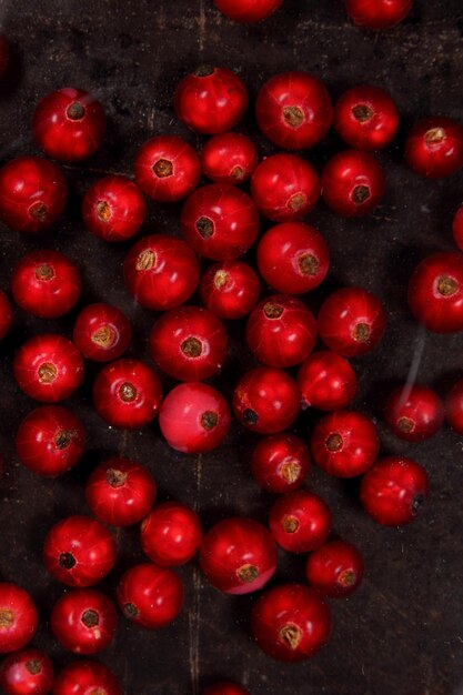 Concepto de comida vegetariana Grosellas rojas jugosas dulces sobre un fondo oscuro Vista desde arriba Primer plano