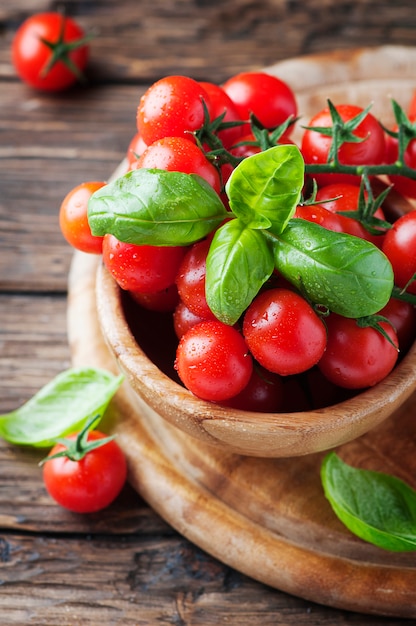 Concepto de comida vegetariana saludable con tomate y albahaca, enfoque selectivo