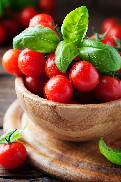 Concepto de comida vegetariana saludable con tomate y albahaca