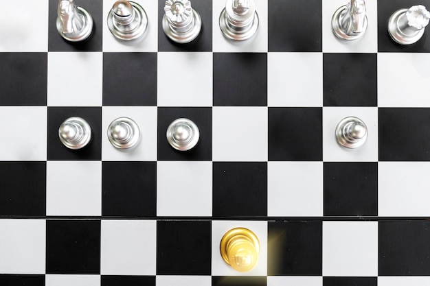 Concepto La competencia empresarial requiere pensamiento y desempeño en equipo jugando al ajedrez