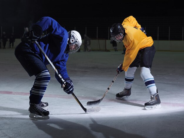 Foto concepto de competencia de jugadores deportivos de hockey sobre hielo