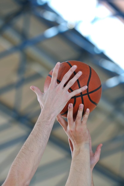 Foto concepto de competencia con personas que juegan baloncesto en el gimnasio de la escuela