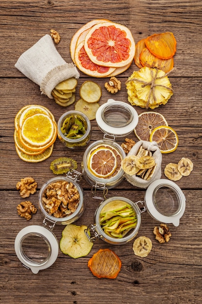 Foto concepto de compra de alimentos sin desperdicio. surtido de frutos secos, nueces. estilo de vida sostenible