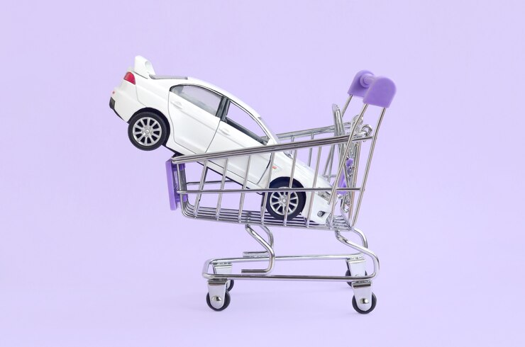Foto concepto de compra y arrendamiento de automóviles. vehículo en carrito de compras.