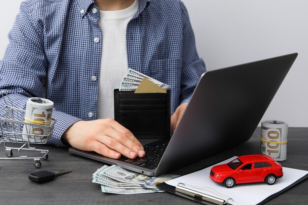 Concepto de compra y seguro de automóviles con coche de juguete.