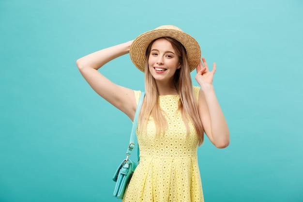 Concepto de compra y venta: hermosa joven infeliz en elegante vestido amarillo con bolsa de compras.