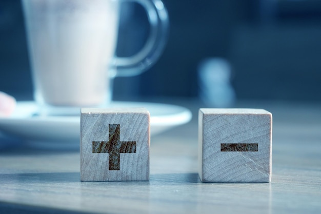 Concepto de compras Cubos de madera con palabra COMPRAR en la mesa de madera