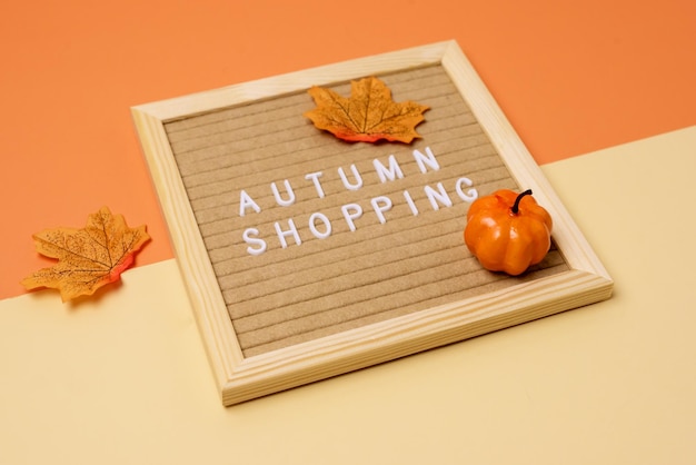 Concepto de compras estacionales Letterboard con mensaje Fake Maple Leaves and Pumpkins Helloween