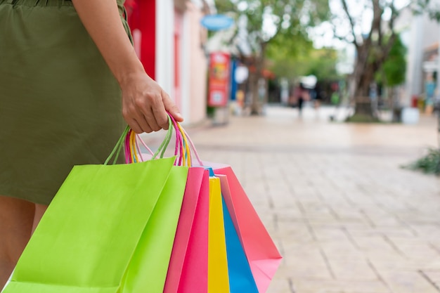 Concepto de compras felices de la mujer y bolsos que se sostienen, imágenes del primer.