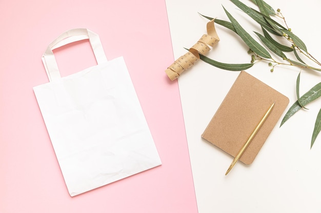 Concepto de compras Flat Lay con bolsa de papel y hojas tropicales Composición elegante con accesorios elegantes