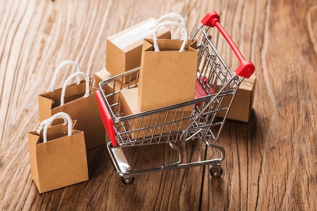 Concepto de compras en línea en casa Cartones en un carrito de compras en un teclado portátil