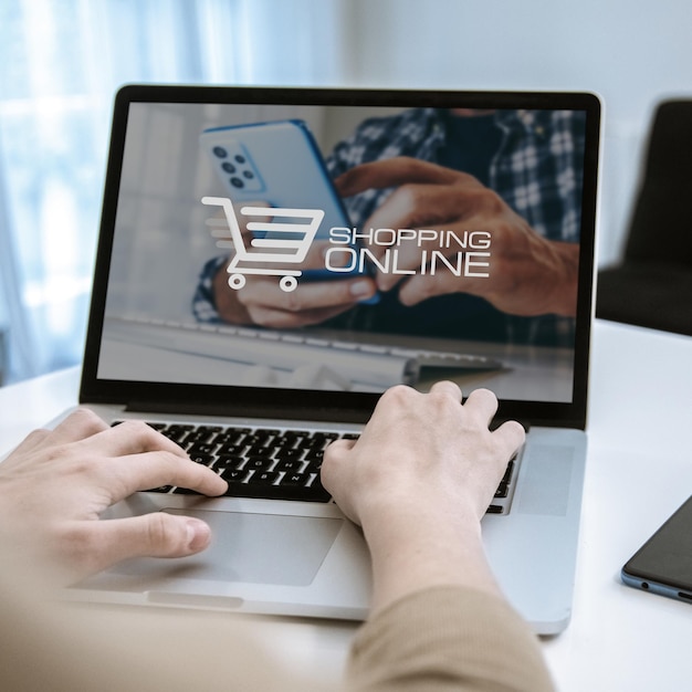 Concepto de compras en línea hombre manos usando computadora portátil y teléfono inteligente para comprar por Internet