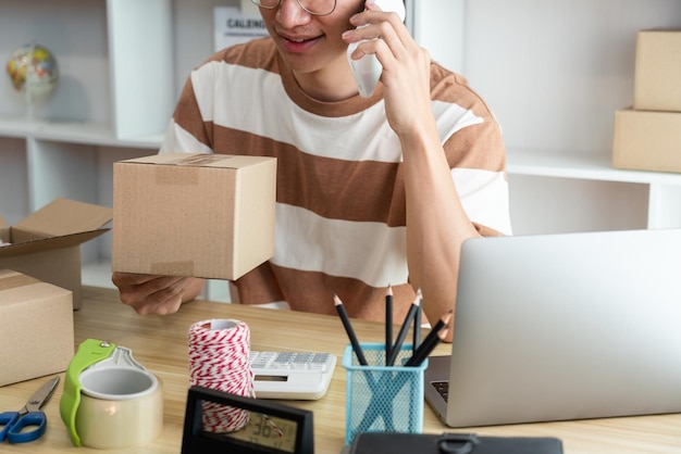 Concepto de compras en línea: un minorista hablando con su cliente por teléfono móvil