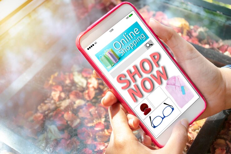 Foto concepto de compras en línea las mujeres están comprando en línea sitio web de compras en línea en un teléfono inteligente hay un mensaje que dice que la tienda ahora está encendida el fondo es una mesa en una cafetería
