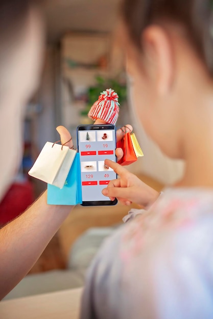 Concepto de compras en línea padre con su hija divirtiéndose durante sus compras en línea en casa