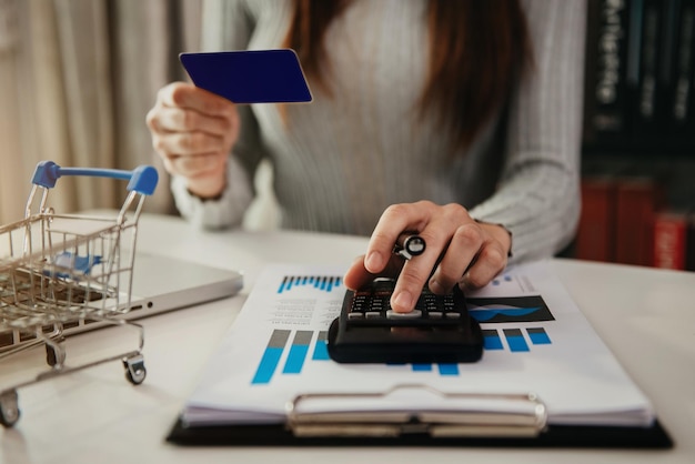 El concepto de compras en línea que las mujeres compran en línea es una forma de comercio electrónico de un vendedor a través de Internet