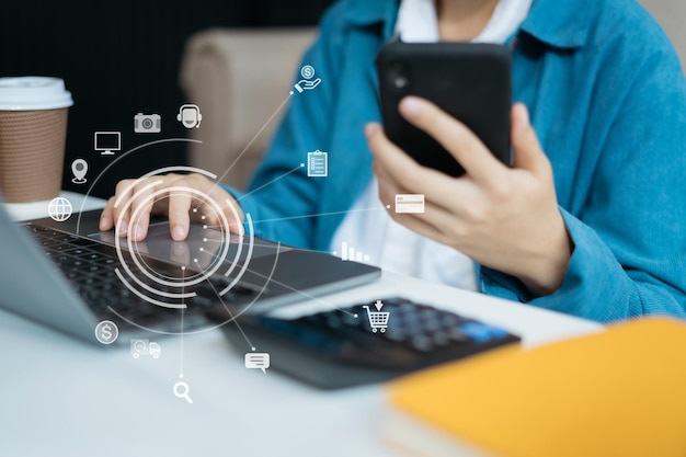 El concepto de compras en línea que las mujeres compran en línea es una forma de comercio electrónico de un vendedor a través de Internet