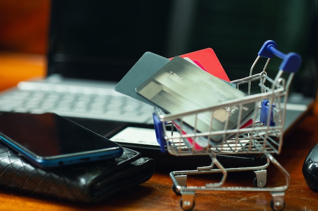 Concepto de compras en línea, tarjeta de crédito en carrito de compras.