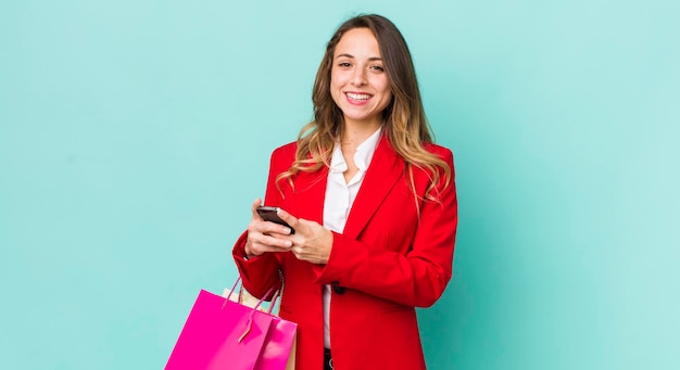 Concepto de compras de mujer bonita joven