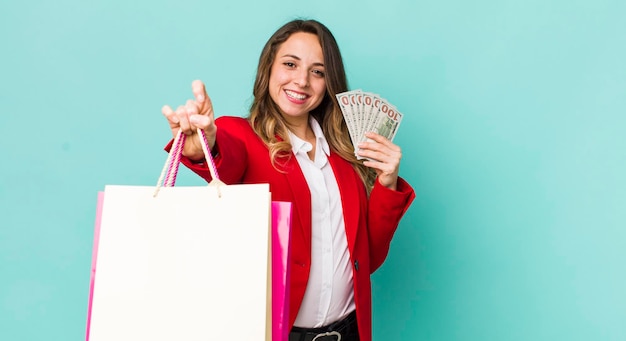 Concepto de compras de mujer bonita joven