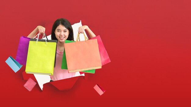 Concepto de compras. Mujer sosteniendo bolsas de compras.