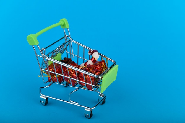 Concepto de compras de regalos de Navidad. Cesta y accesorios de navidad.